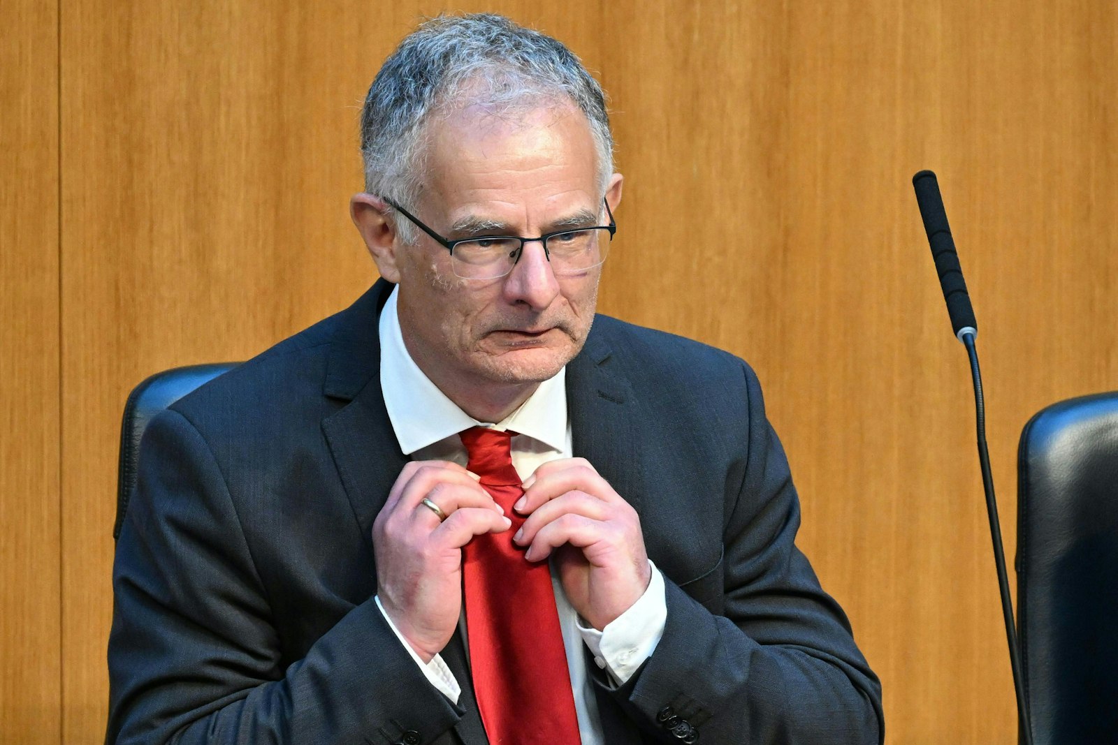 Finanzminister Markus Marterbauer hat nur zwei Systemeinstellungen: mit roter Krawatte oder mit ohne Krawatte