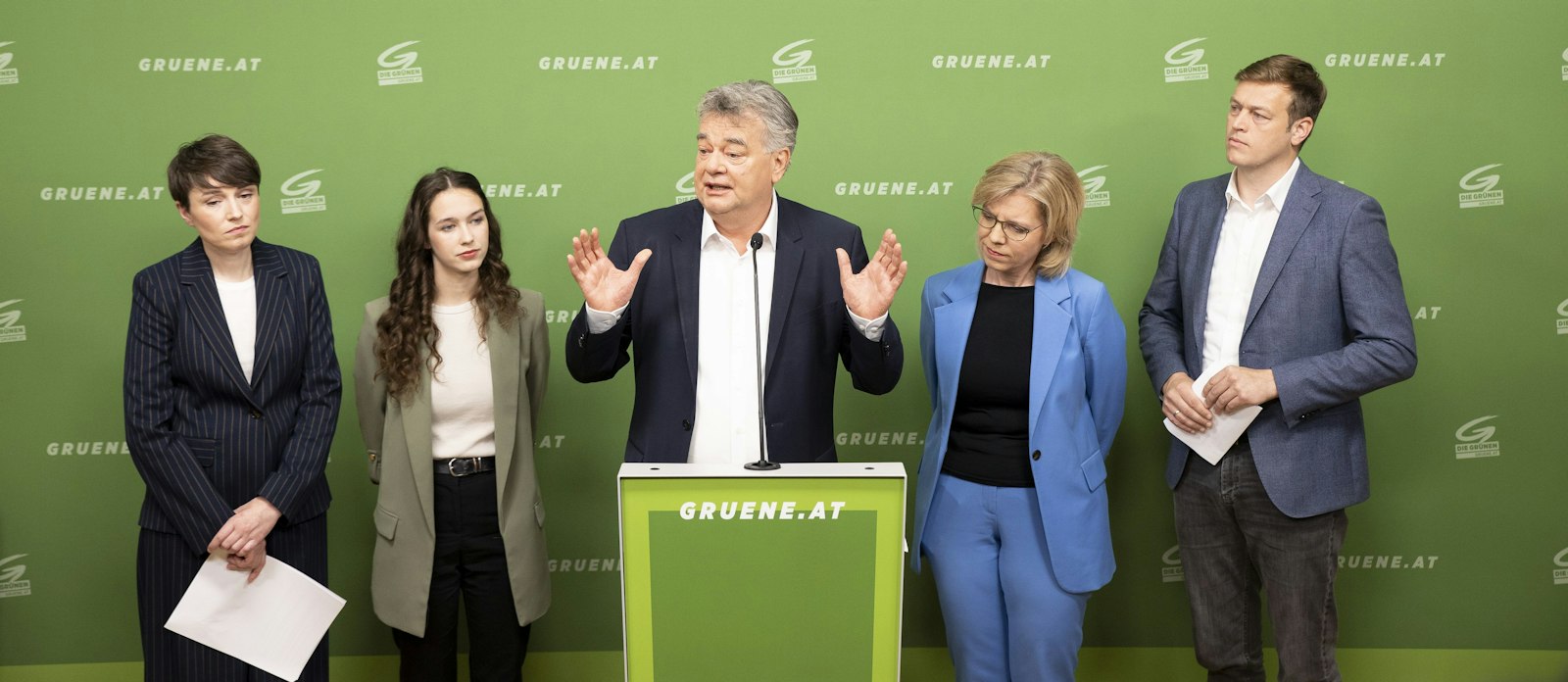 Grüne Betonmauer: Vizekanzler Werner Kogler mit EU-Spitzenkandidatin Lena Schilling, Klimaschutzministerin Leonore Gewessler, Klubchefin Sigi Maurer und Landesrat Stefan Kaineder