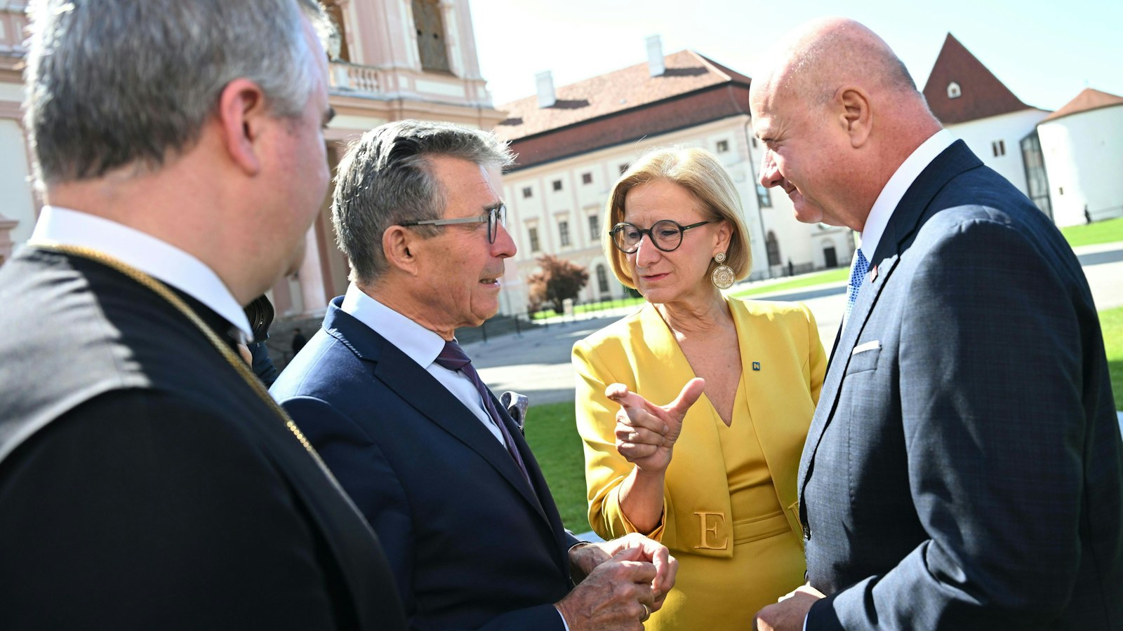 ... Herr Anders Fogh Rasmussen, können Sie bitte eine Eidechsenlänge mehr Abstand halten? ...