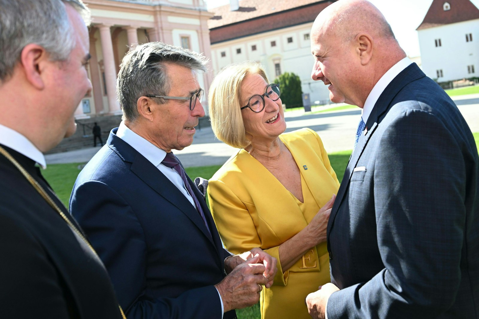 Sag Christian, rückt dir der NATO-General nicht ein bisschen zu sehr auf die Pelle? ...