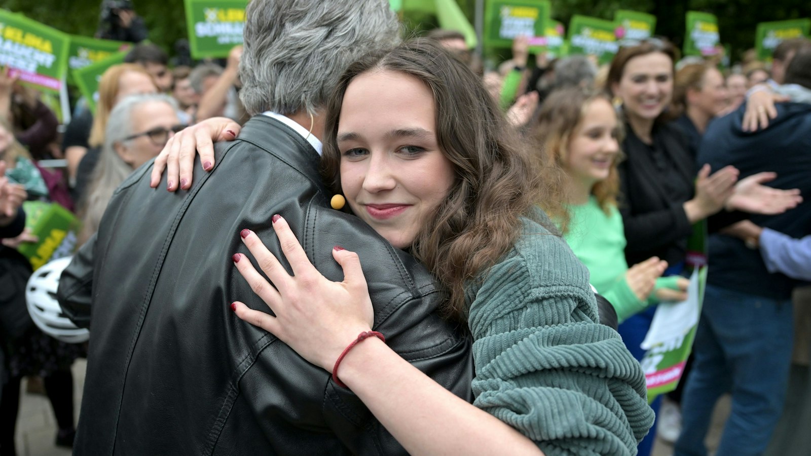 Da schien die Welt noch in Ordnung: Spitzenkandidatin Lena Schilling und Vizekanzler Werner Kogler (Grüne) am Karlsplatz