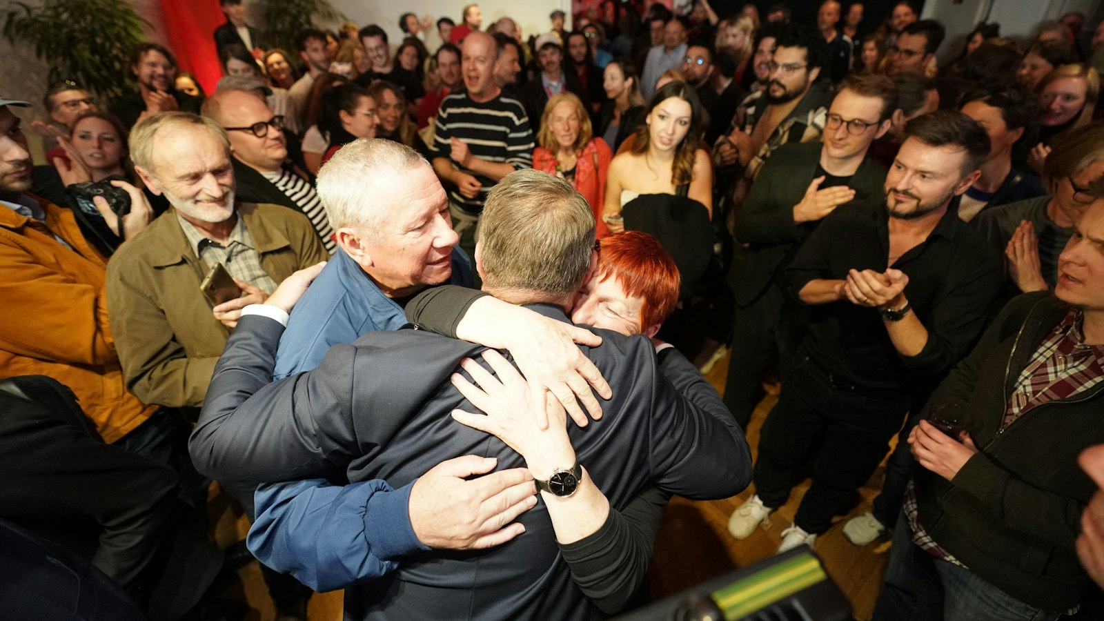 So viel Herzlichkeit sieht man bei einer Partei nach einer Niederlage auch selten
