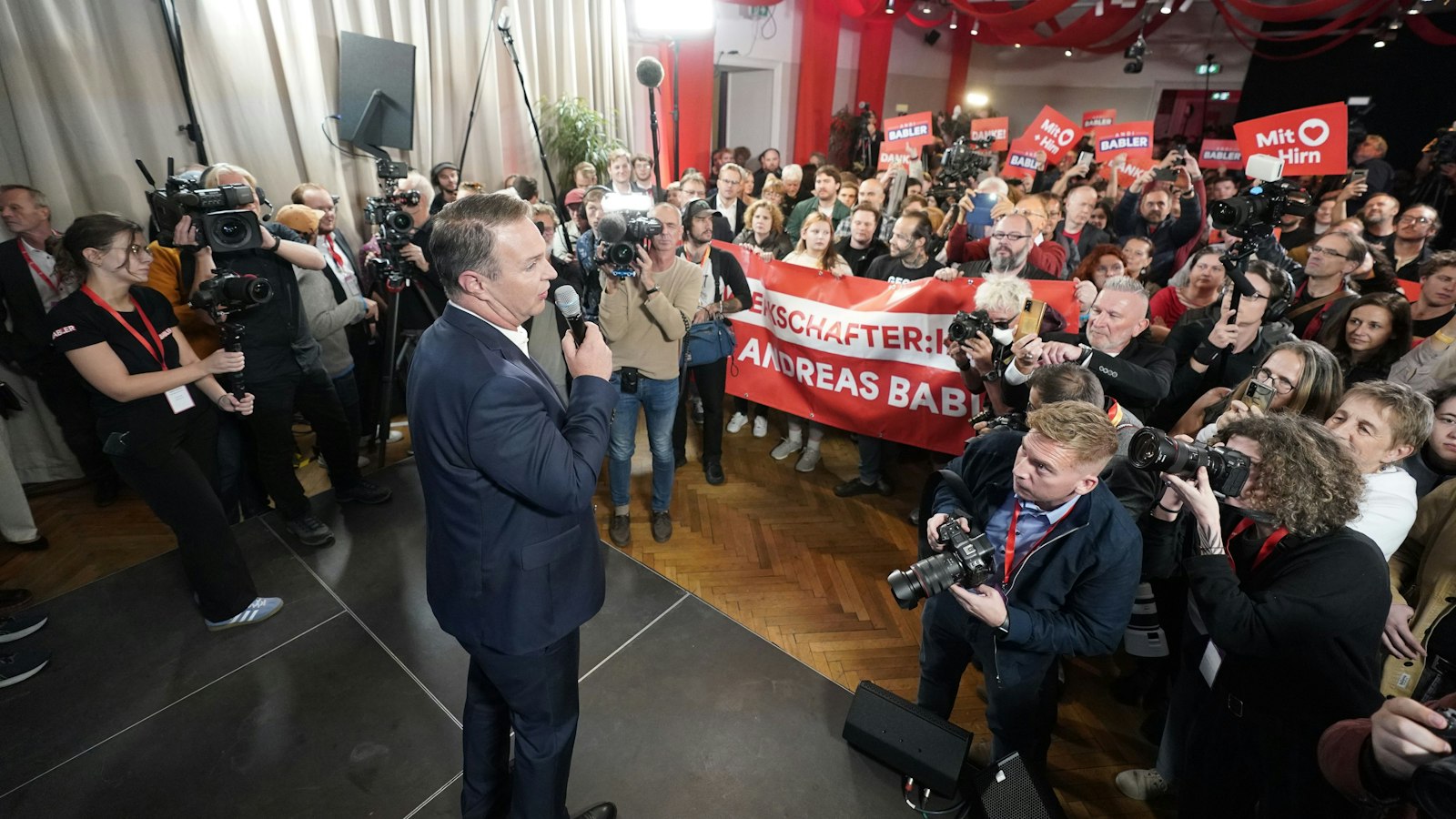 SPÖ-Chef Andreas Babler wurde von seinen Fans wie ein Held empfangen