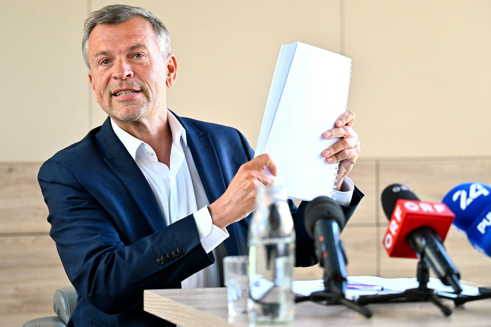 Und bis nächsten Dienstag habt's ihr die 144 Seiten Programm von mir auswendig gelernt!