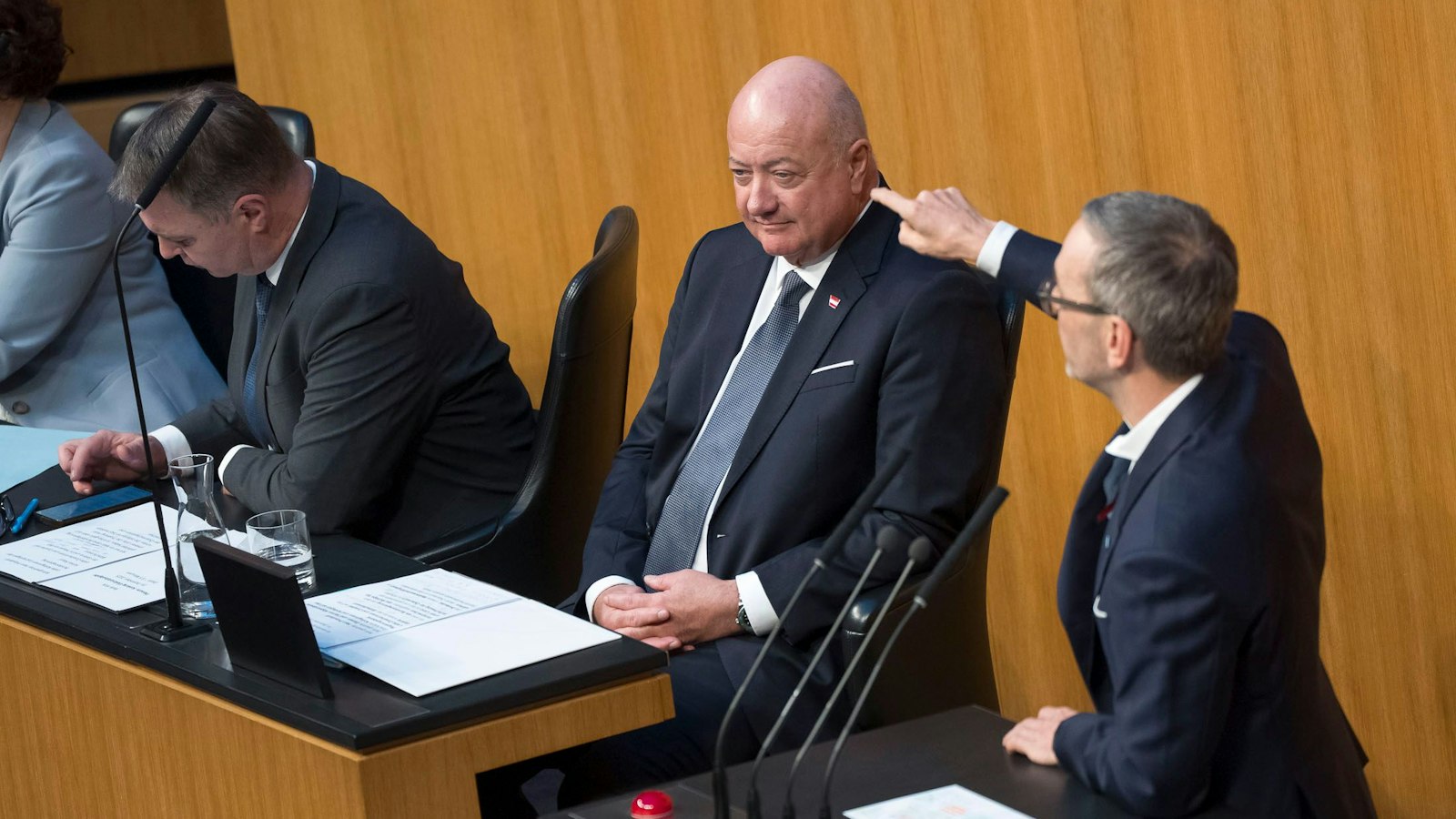 Wenn er mir jetzt mit dem Finger ins Aug' fährt ...